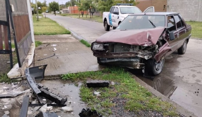 Un conductor borracho choc� contra el frente de una casa